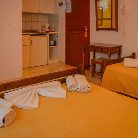 Eden Hotel *